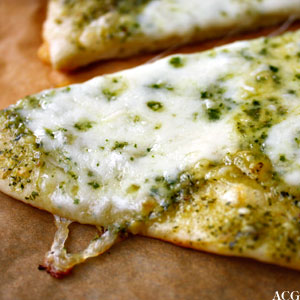 pizza med pesto og mozzarella