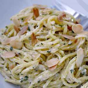 spaghetti med mandler og persille