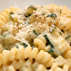 nærbilde av pastarett med squash og revet parmesan