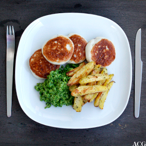 fiskekaker med pommes frites og ertepuré