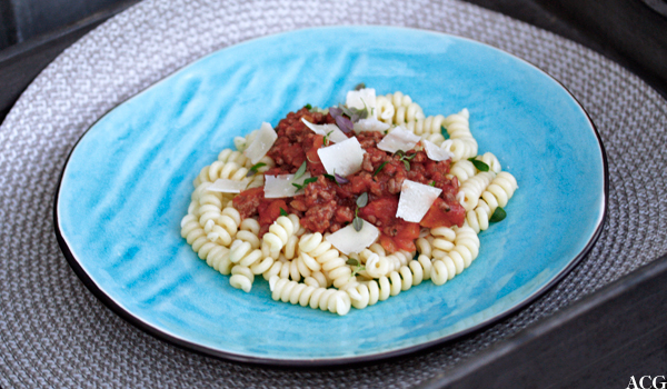 Tallerken med pasta og kjøttsaus