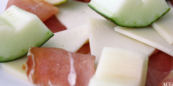tapas med melon, serranoskinke og manchego