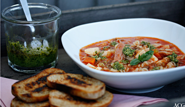 tallerken med minestronesuppe, pesto og toast