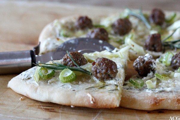 hostpizza_1 hvit pizza med lam og fennikel