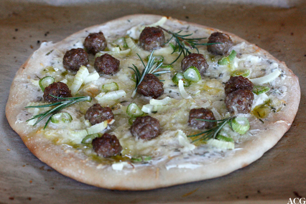hvit pizza med lam og fennikel