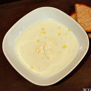 Tallerken med blomkålsuppe