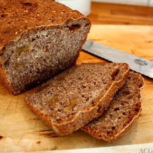 grovbrød med valnøtter og dadler