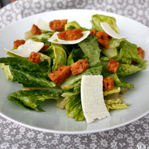 Cæsarsalat med parmesan og krutonger