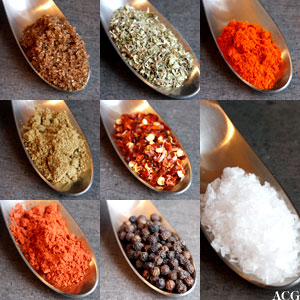 8 nærbilder av krydder til hejmmelaget tacoblanding