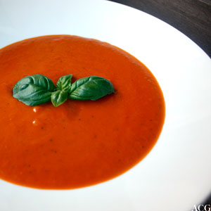tallerken med tomatsuppe