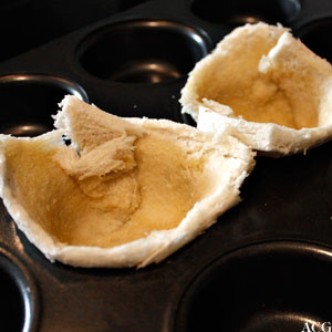 brødskive presses ned i muffinsform