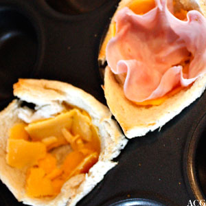 legg ost og skinke i muffinsformen og kakk i et egg i hver form