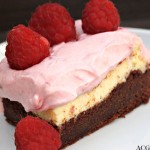 Ostekake-brownie med bringebærkrem
