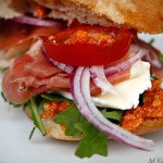 Sandwich med brie og serranoskinke