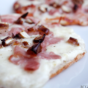pitapizza_white juksepizza på pitabrød, med hvit saus