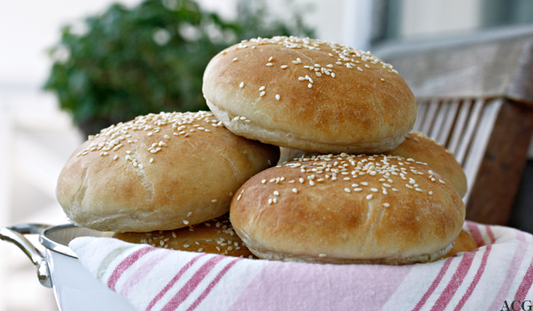 stabel med hjemmelagde hamburgerbrød