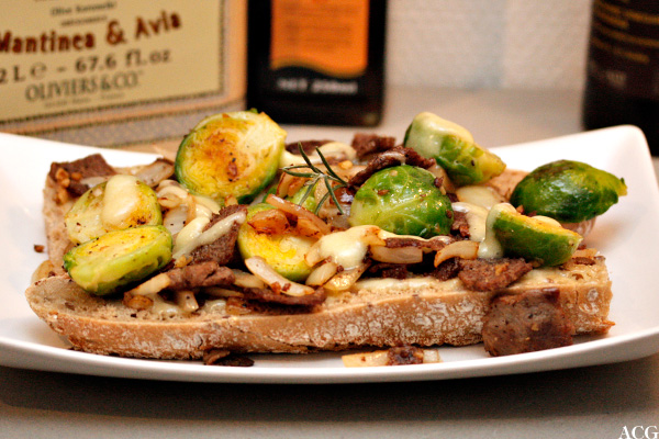 Bilde av open face sandwich med reinsdyrskav og rosenkål