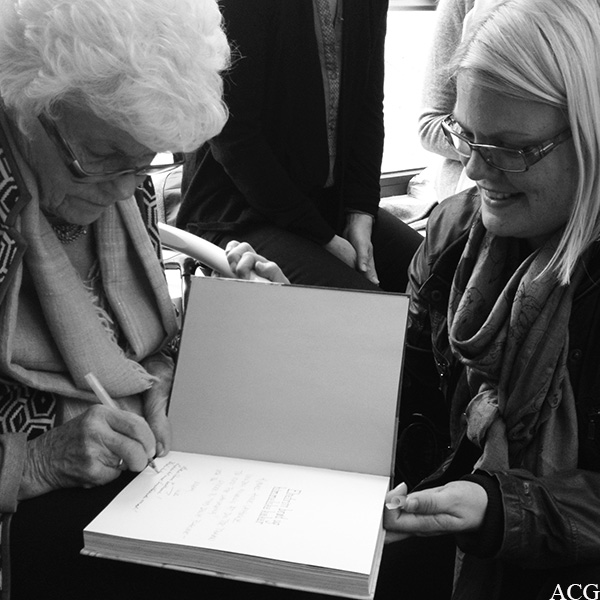 Ingrid Espelid Hovig signerer bok