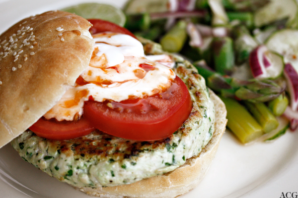 Kyllingburger med salat i bakgrunnen