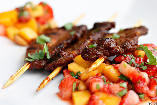 nærnilde av 3 biff satay spyd