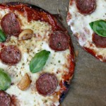 Juksepizza med salami og pecorino