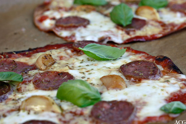 Nærbilde av juksepizza med trøffelsalami