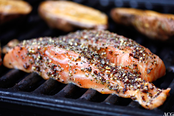 nærbilde av laksefilet på grill