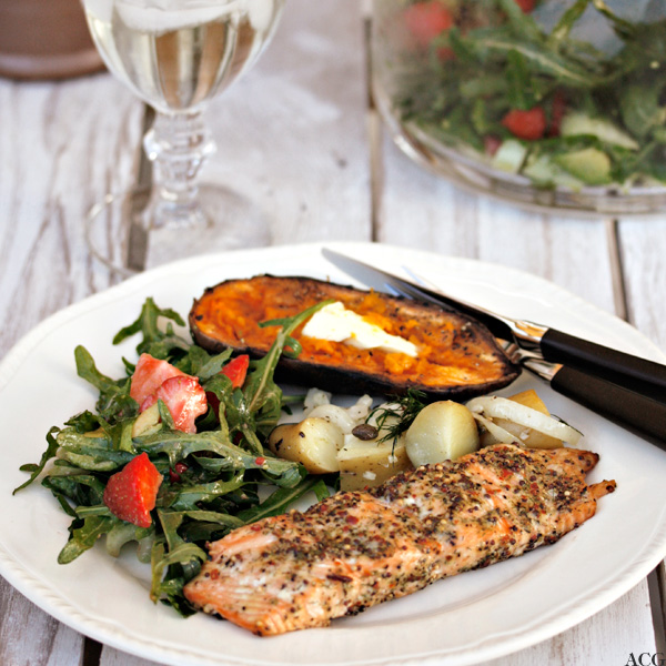 tallerken med grillet krydderlaks, salat og søtpotet