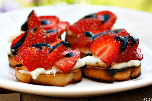 6 små toast med brie og jordbær