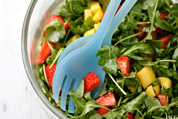 Bilde av salatbolle med jordbær, mango og ruccola