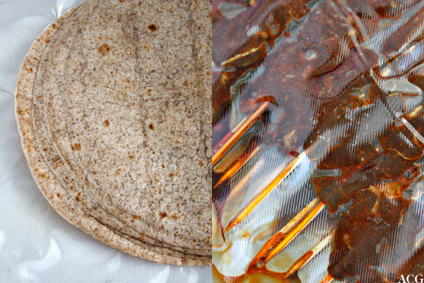 nærbilde av vakuumert tortillalefser og satay-spyd