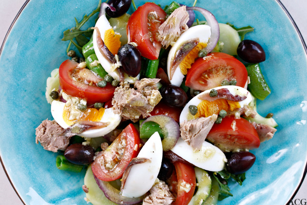 tallerken med salade nicoise sett ovenfra