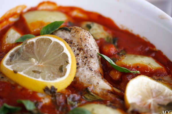 nærbilde av kylling i tomatsaus