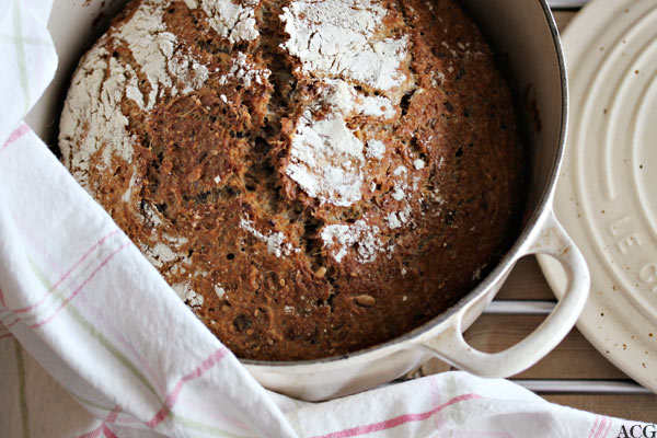eltefritt brød i le creuset gryte sett ovenfra