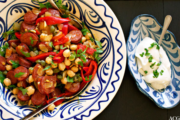 bilde ovenfra av chorizosalat og aioli