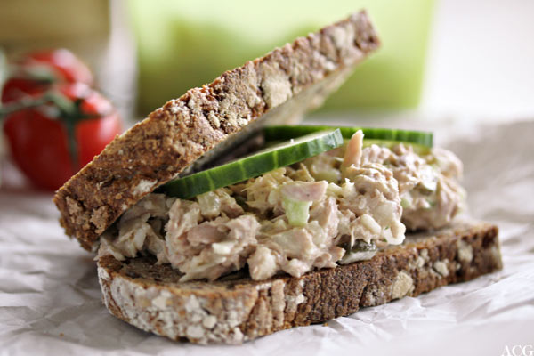 nærbilde av tunfisksandwich
