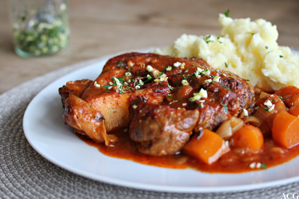 detalj av ossobuco på tallerken med potetmos