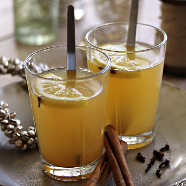 2 glass med varm eplegløgg