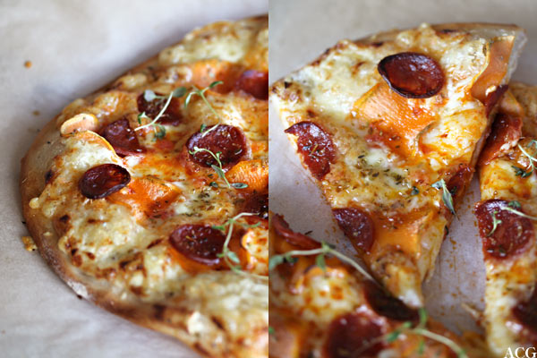 To nærbilder av pizza