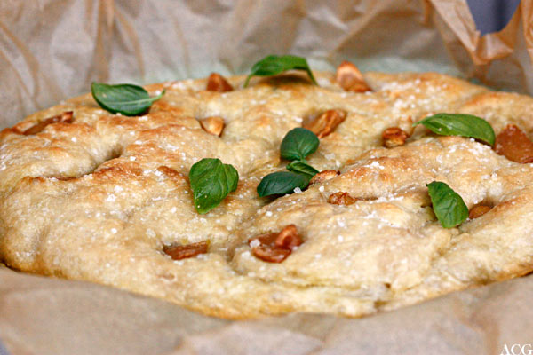 Hvitløksfoccacia med basilikumsblader