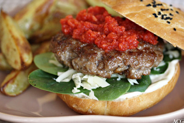 lammeburger med rød relish og ovnsstekte båtpoteter