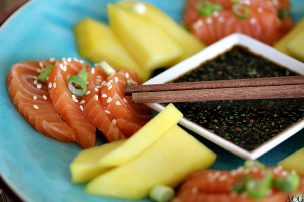 sashimi av laks og mango med ponzusaus