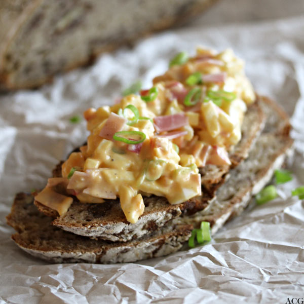 Eggesalat og 2 skiver brød på matpapir