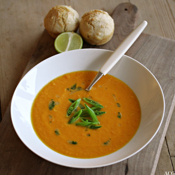  gulrotsuppe med lime og rundstykker