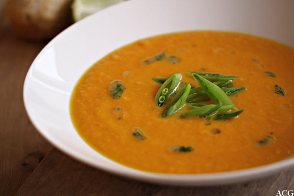 detalj av suppetallerken med gulrotsuppe