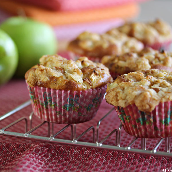 rist med eplemuffins og epler i bakgrunnen
