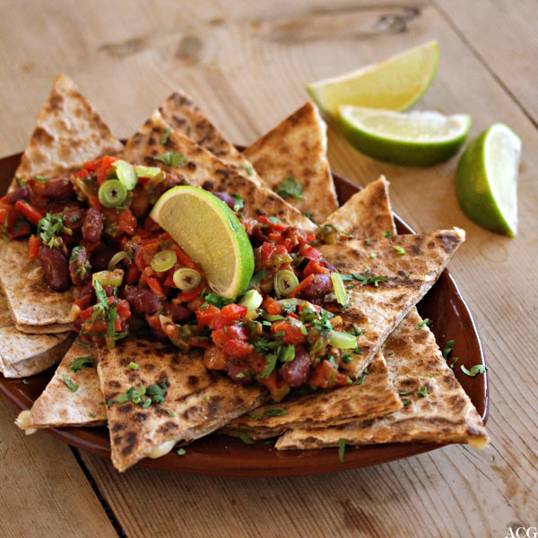 ostequesadilla med bønnesalsa
