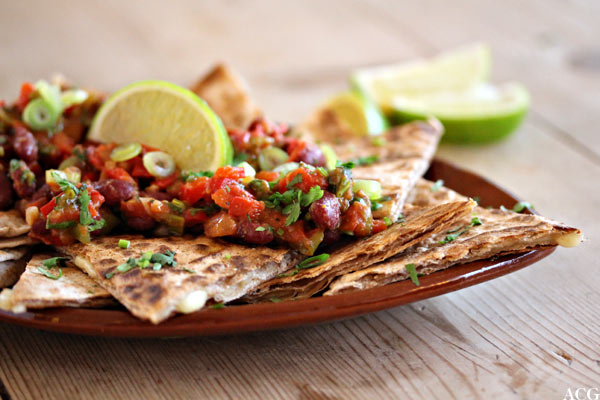 quesadilla med ostefyll og bønnesalsa