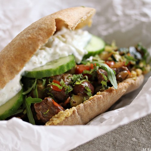 nærbilde av pitabrød med lam og tzatziki