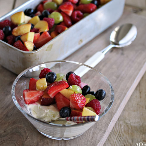 Skål og form med yoghurtfromasj og bærtopping